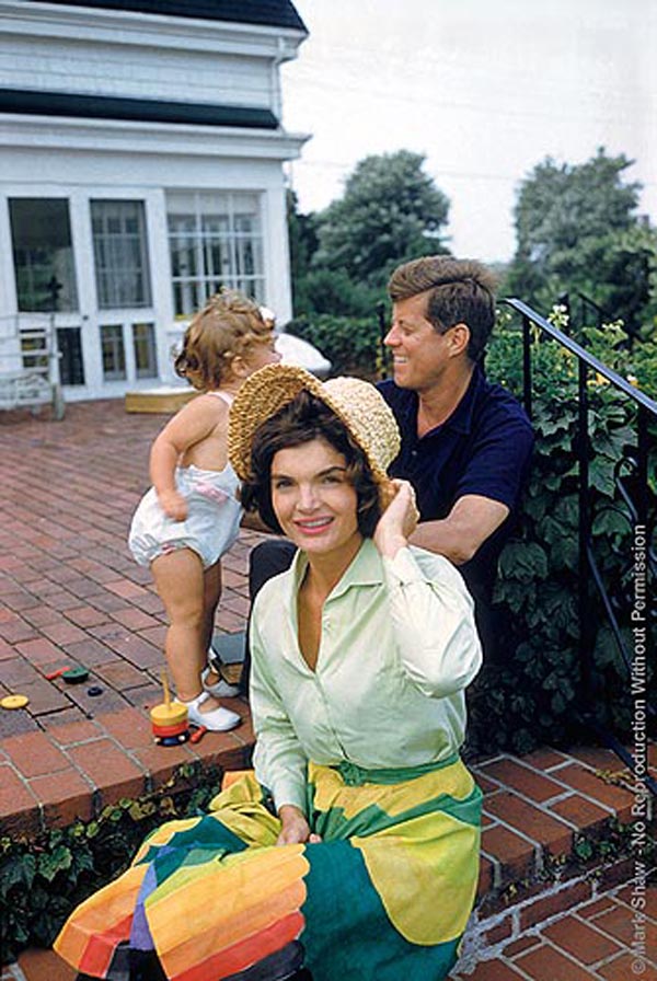 Dzeki i Dzon Kenedi s kcerkom Karolinom 1959 John Kennedy iza ogledala 