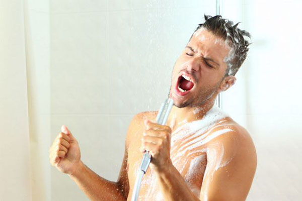 Man singing in shower 1494559 Plavi safiru, sa čardaš nogama 