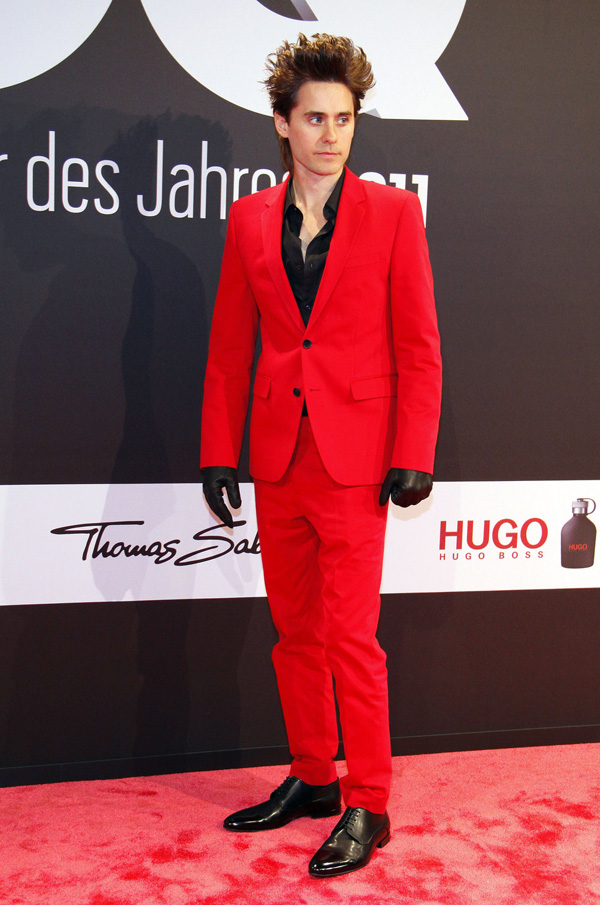 jared leto red suit black glov Muška moda: Prođi sa mnom kroz crveno