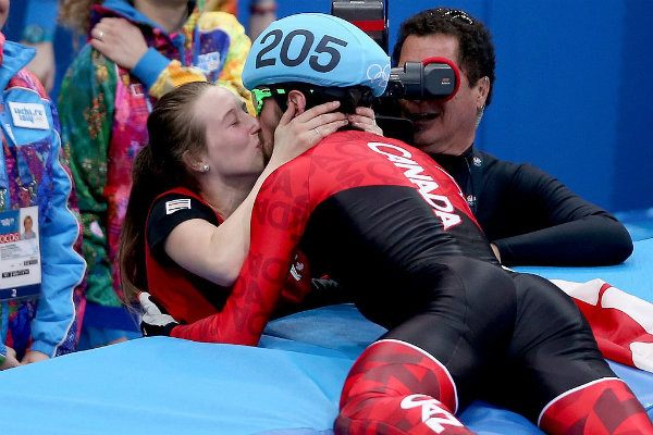 Canada Charles Hamelin gave his teammate girlfriend Marianne Emocije preplavile Olimpijske igre