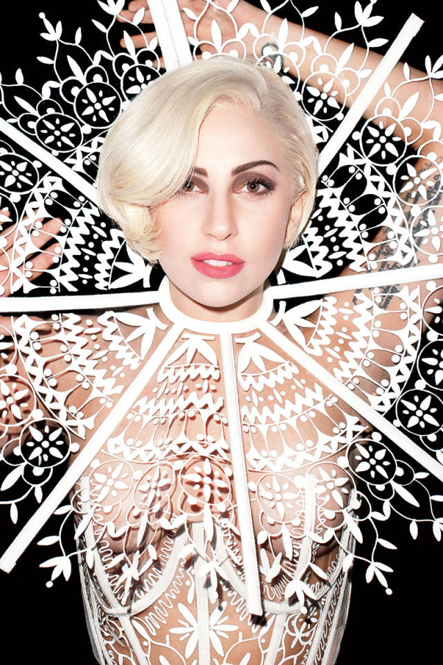 hbz march 2014 lady gaga 03 carolina herrera sm Lejdi Gaga: Humanost i aukcija