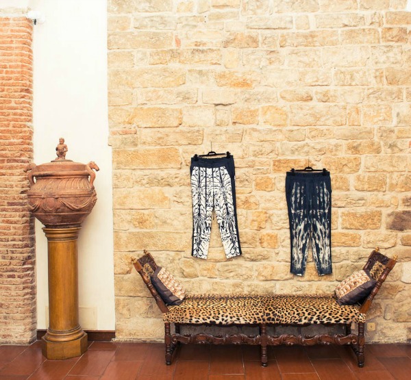 Robert Kavali sofa sa aimal printom  Zavodljiv enterijer doma Kavalijevog sina: Robert Kavali 