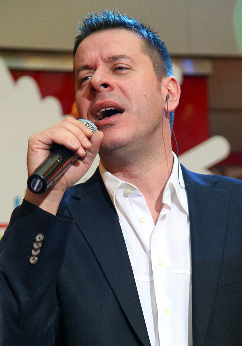 Vlado Georgiev peva na rodjendanu USCE SC Vlado Georgiev priredio nezaboravan nastup u UŠĆE Shopping Centru 