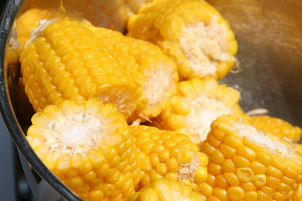boil corn Ako ste na dejtu, nemojte ovo da jedete 