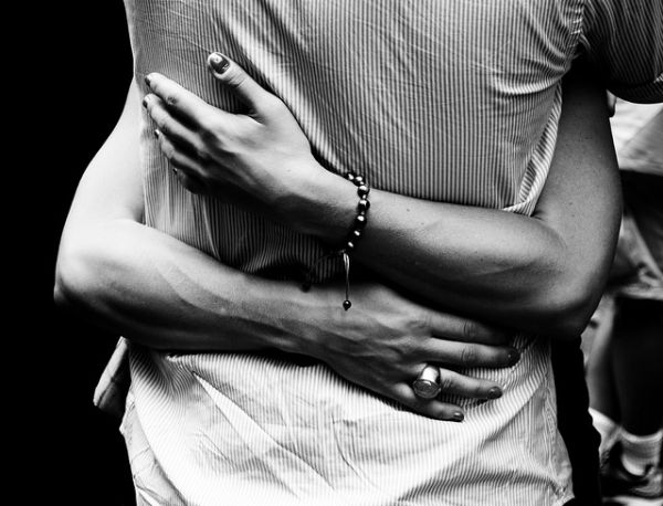 woman hugs man Zašto su nam potrebni muškarci 