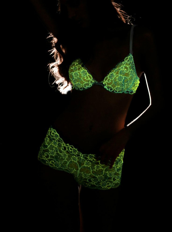 cosabella glow dark lingerie1 Modne vesti: Nove kolekcije fluorescentnog veša i Diznijevog nakita 