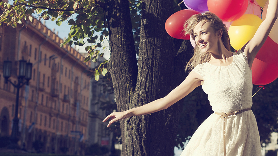 happy young woman with colorful latex balloons 45 zdravih navika za srećniji život