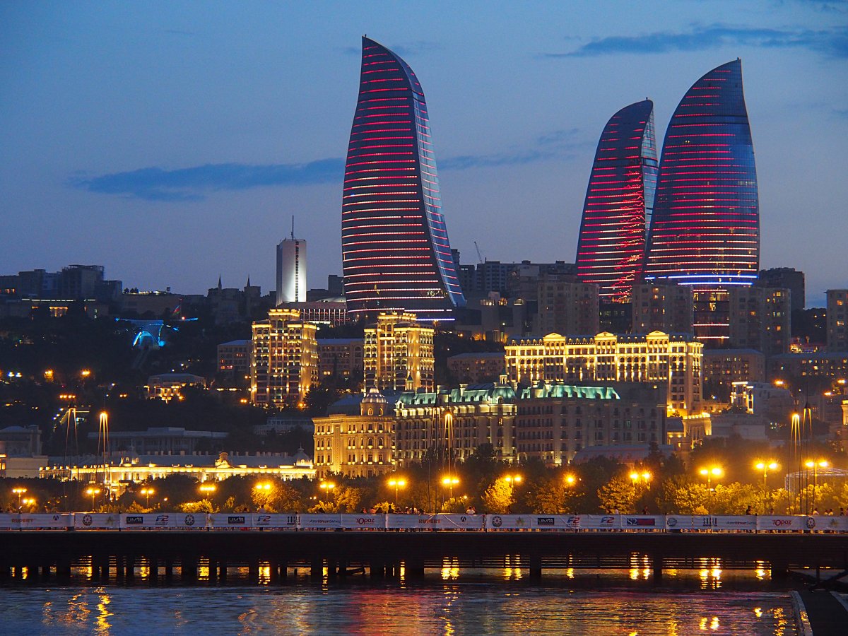 6 flame towers the tallest skyscraper in baku azerbaijan at 620 feet these towers are completely covered with led screens to make them look like giant torches of flickering flames at night Pogled u nebo: Najbolji oblakoderi na svetu