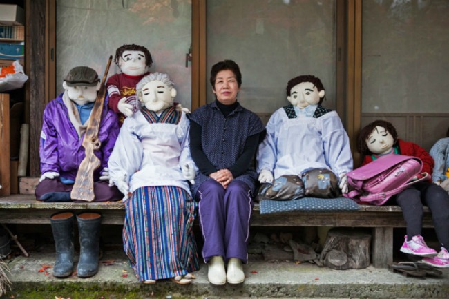 Ajano Cukimi sa svojim lutkama Moždani orgazam: Svoje mesto naseljava lutkama prirodne veličine