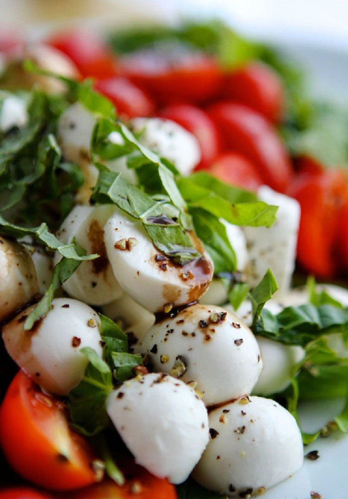 Caprese Salad with Garlic Balsamic Dressing1 Prste da poližeš: Lagane letnje salate 