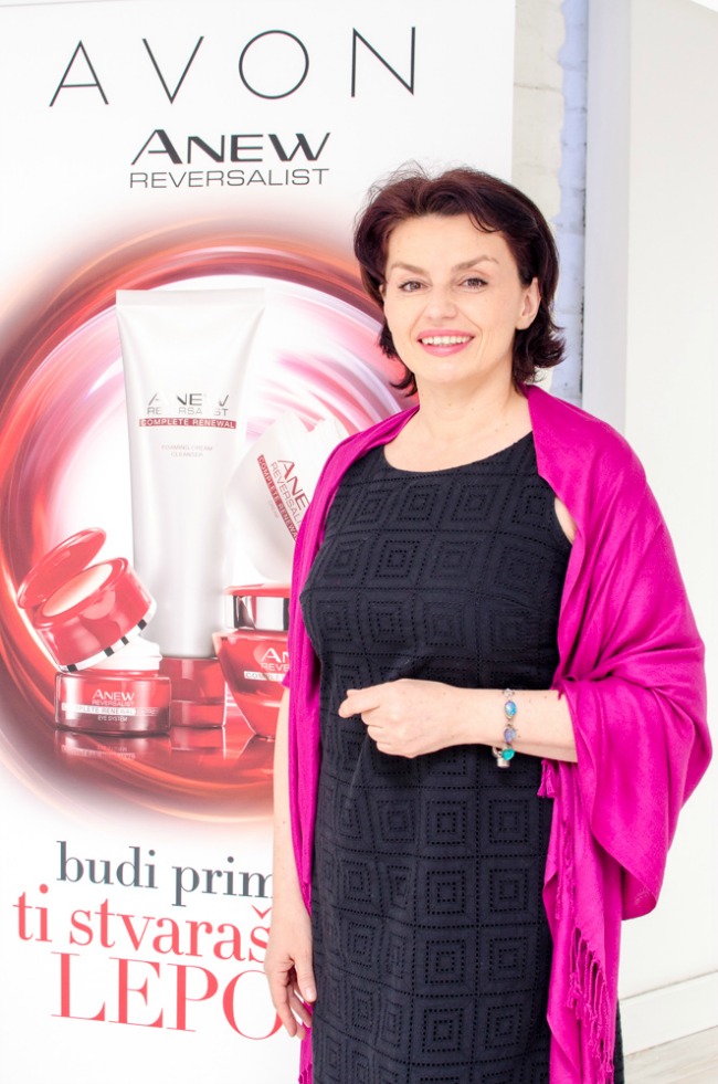 Slika 5 Dr Nina Avakumović dermatovenerolog i Avon savetnik za negu kože Beauty trendovi: Avon Anew Reversalist prkosi vremenu