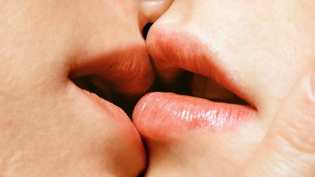 kissing 012 Ludo zaljubljeni: Istina o poljupcu 