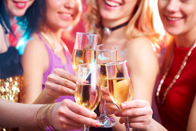 college women drinking champagne Horoskop: Kakvi su kada popiju?