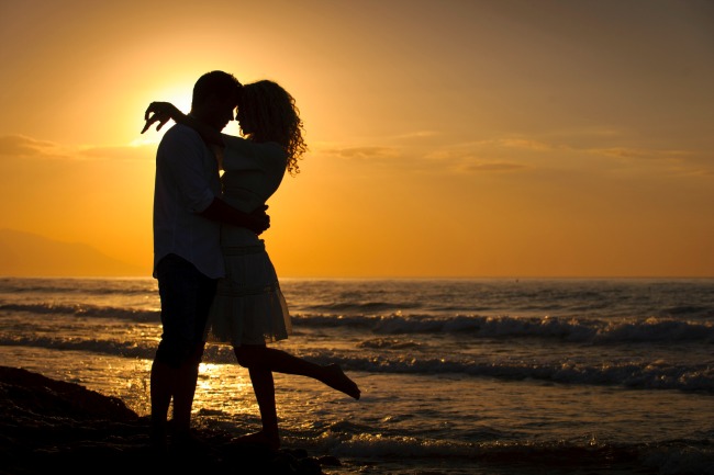 couple at sunset 1 5 Sile ljubavi: Kad ne poštuješ onog koga voliš