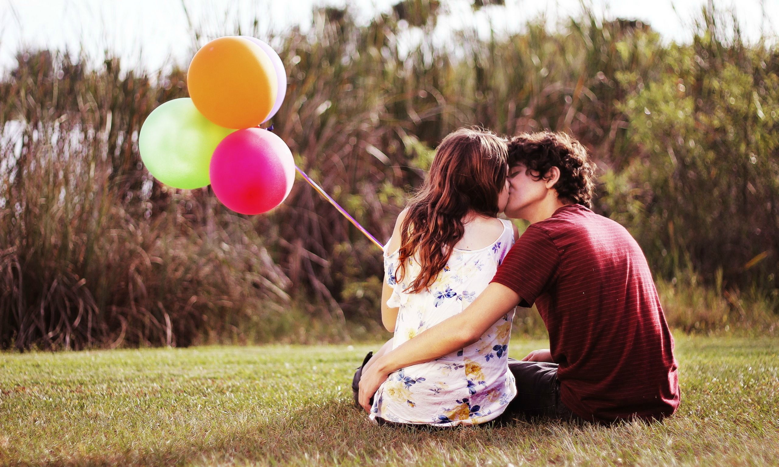 couple on the grass kiss balloons 1622311 Viđanje i sviđanje: Korak po korak 