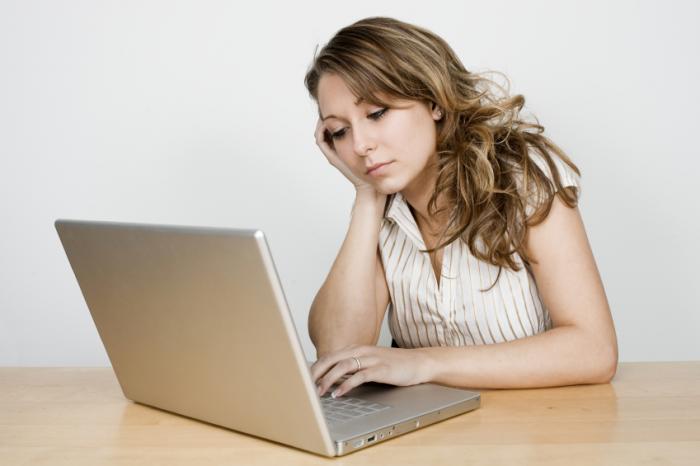 unhappy woman using laptop Loše raspoloženje: Šta nas to čini nesrećnima?