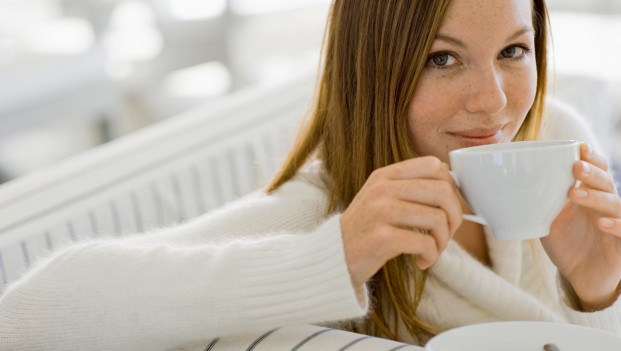 woman drinking tea coffee Koliko kalorija sadrži kafa?