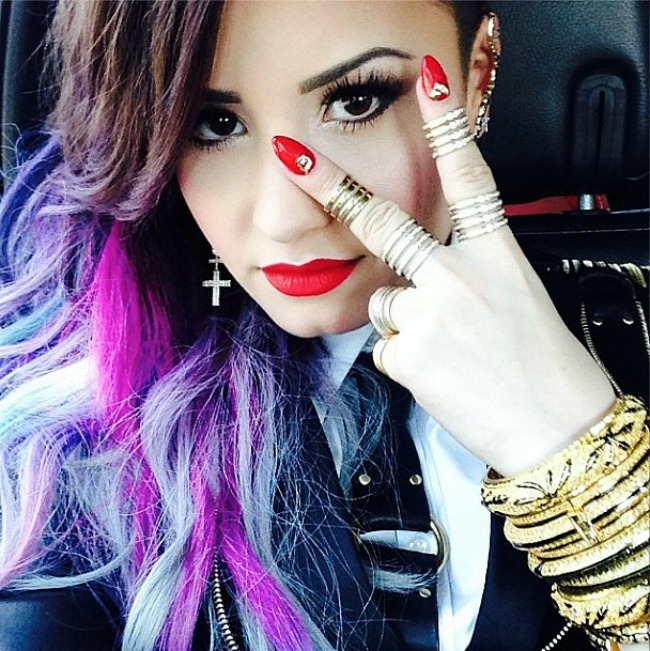 Demi Lovato Duga u kosi: Lude boje samo za smele!