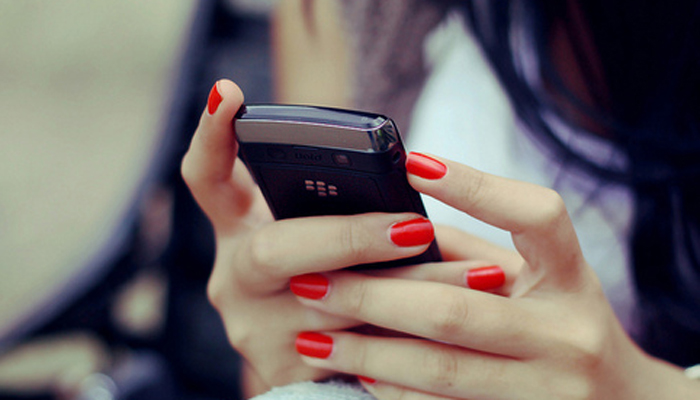 blackberry girl nails phone red favim com 121605 Telefon je tvoj saveznik: 11 saveta za flert putem sms poruka