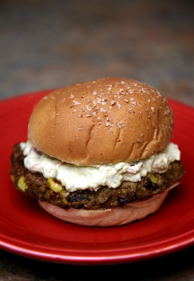 hrani se zdravo obroci koji imaju manje od 500 kalorija burger od slatkog krompira sa sosom od avokada Hrani se zdravo: Obroci koji imaju manje od 500 kalorija