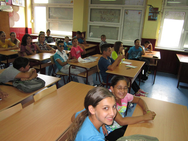 deca u klupama Deca u Vršcu počela školsku godinu u novim klupama 