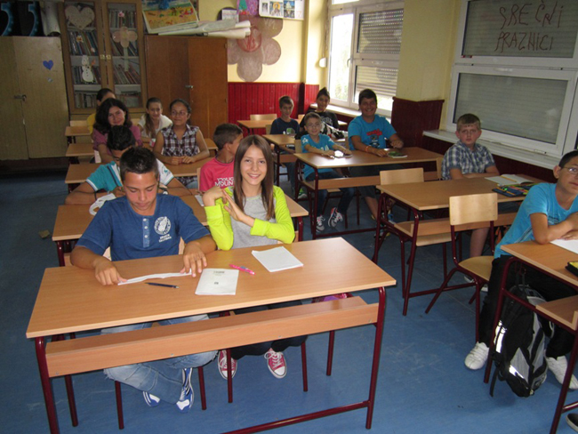 deca u klupama1 Deca u Vršcu počela školsku godinu u novim klupama 