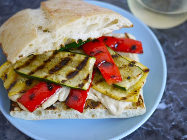 grilovano povrce sendvic Kako da se zdravo i jeftino hranite na poslu 