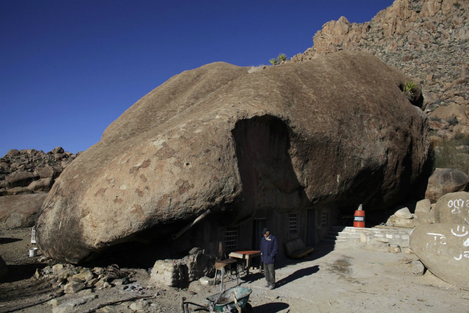 here benito hernandez stands outside his home in mexicos northern state of coahuila for over 30 years hernandez and his family have lived in an odd sun dried brick home with a huge 131 feet diameter rock used as a Zanimljivi prizori: Kuće kakve niste viđali do sada