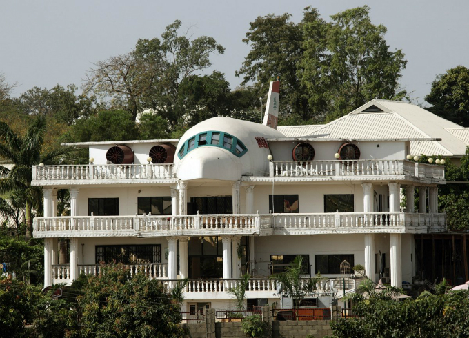 this house in abuja nigeria is partially built in the shape of an airplane the house was built by said jammal for his wife liza to commemorate her love for travel Zanimljivi prizori: Kuće kakve niste viđali do sada