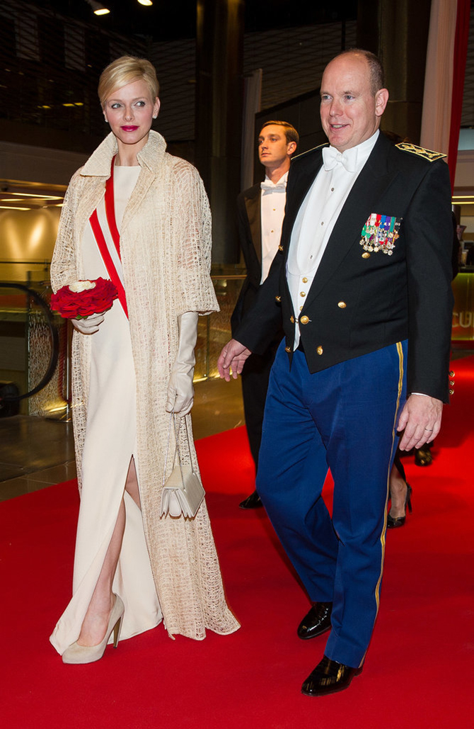Princess Charlene Monaco Odraz klasike: Duge rukavice