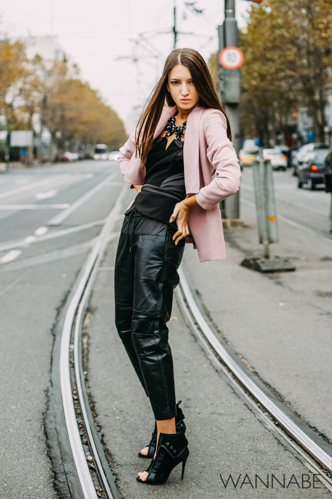 Wannabe fashion predlog 6 Modni predlog za izlazak: Roze sako i kožne pantalone