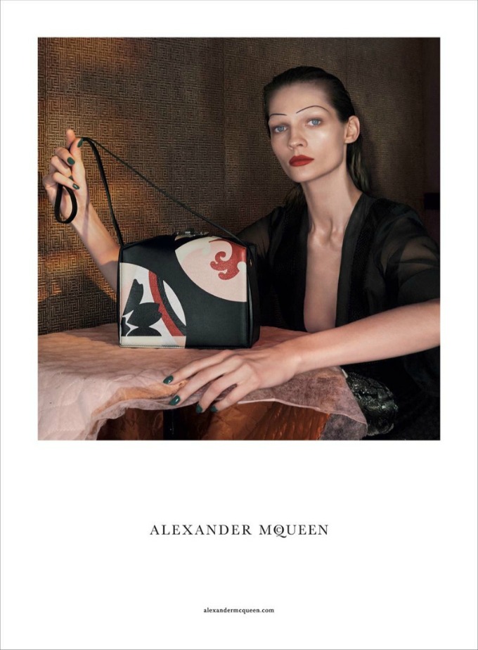 prolecna kampanja modne kuce alexander mcqueen 3 Prolećna kampanja modne kuće Alexander McQueen