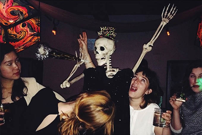 skeli na doceku nove godine I kostur ima svoj nalog na Instagramu