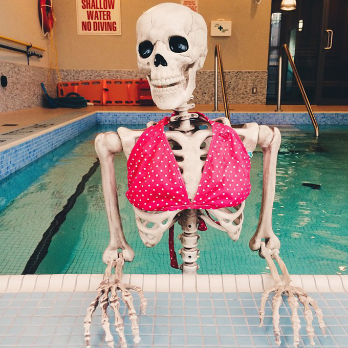 skeli u bazenu I kostur ima svoj nalog na Instagramu