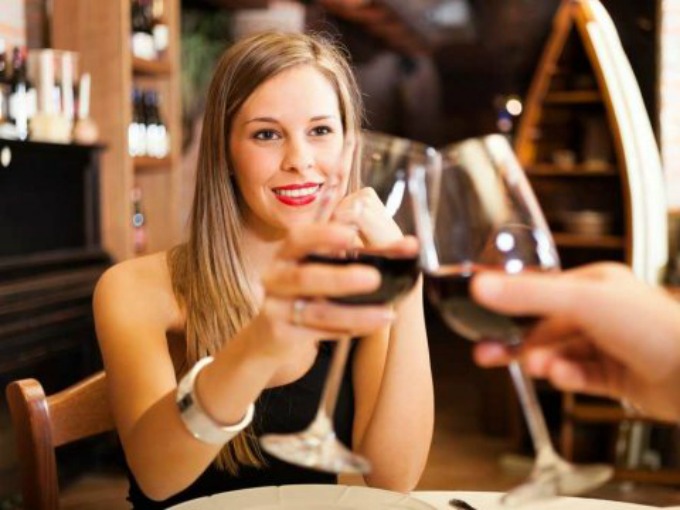 Razlika između žene koja pije crveno i žene koja pije belo vino 8 Razlika između žene koja pije crveno i žene koja pije belo vino