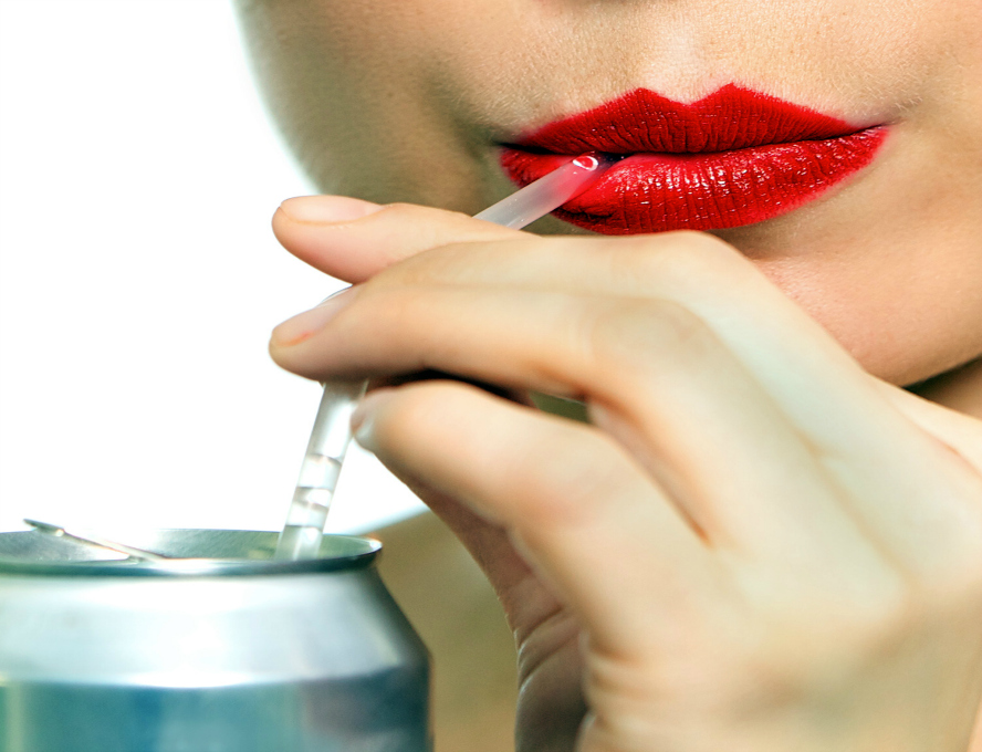 Woman drinking strawresiz 10 stvari koje svaka žena treba da uradi pre tridesete