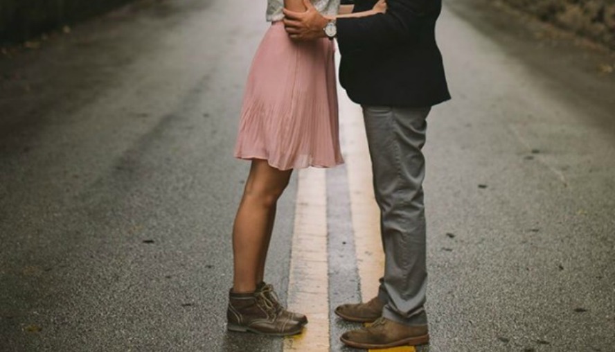 People falling in love. Девушка подходит к парню. School couples photo ideas.