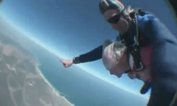 skok sa padobranom Stoti rođendan u vazduhu i vodi