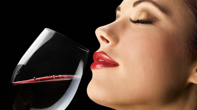 zena pije vino Kako ti crveno vino pomaže da smršaš?