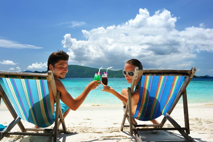 par sa koktelima na plazi Zašto se parovi svađaju na odmoru?