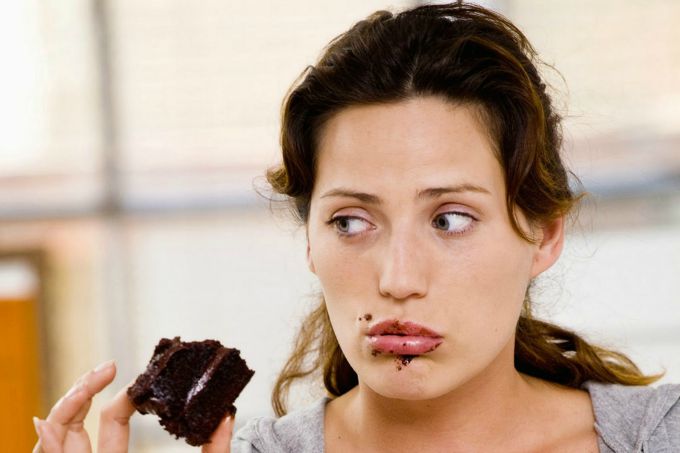 zena jede kolace Zašto smo ljuti kada smo gladni?