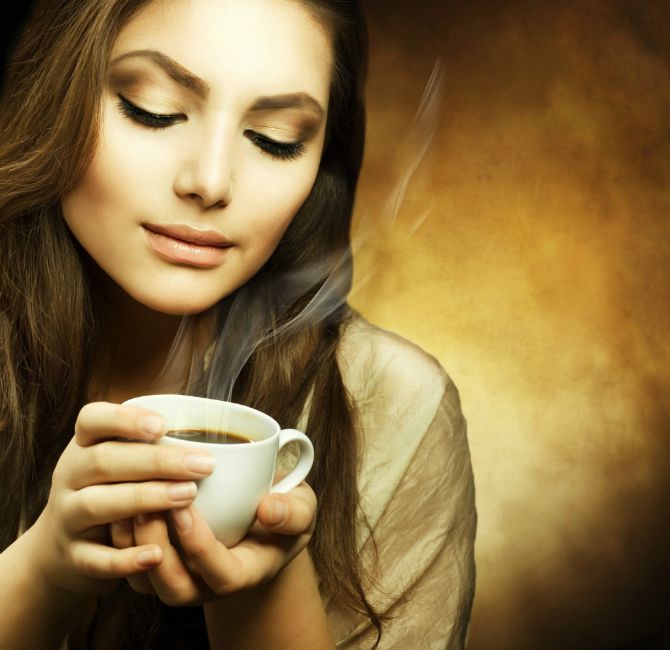 zena pije kafu Zašto te ispijanje kafe čini uspešnijom osobom