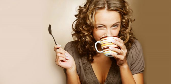 zena pije kafu1 Zašto te ispijanje kafe čini uspešnijom osobom