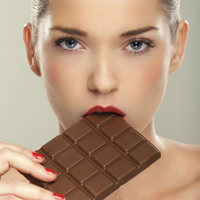 devojka jede cokoladu Zbog ovih navika loše spavaš