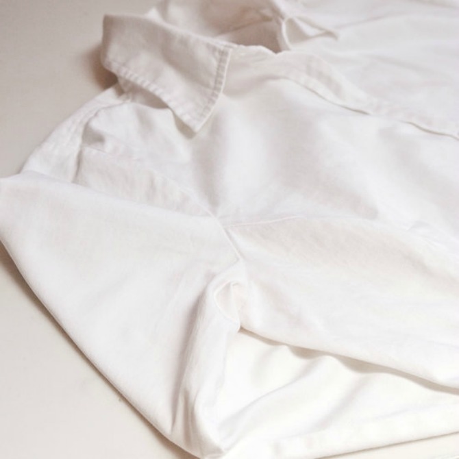 bela kosulja Kako da ukloniš fleke od znoja sa bele košulje