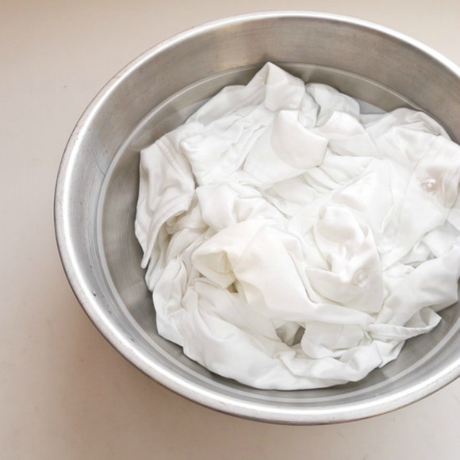 kako ukloniti mrlje sa bele kosulje1 Kako da ukloniš fleke od znoja sa bele košulje