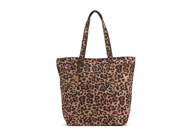 Carpisa torba leopard uzorak 5.490 rsd Ekskluzivna kolekcija s potpisom Penelope Kruz