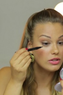 Make-up tutorijal: Kako staviti ajlajner?