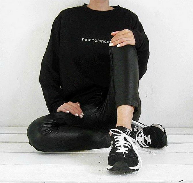 Sweatshirt Leather Look Leggings Sneakers Nosi CRNU kao modne blogerke