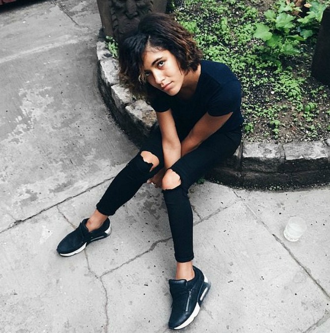 T Shirt Distressed Black Jeans Sneakers Nosi CRNU kao modne blogerke